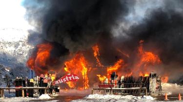 El fuego consumiendo el local llamó la atención de los esquiadores. (Gentileza Mariel Lesnichevsky)