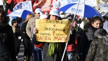 Las organizaciones sociales marcharon por el centro de Neuquén reclamando "tierra, techo y trabajo". (Juan Thomes).-