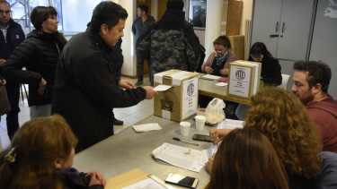 Los afiliados podrán acercarse a las urnas hasta las 20. Foto: Juan Thomes