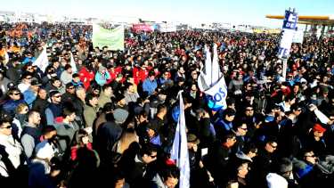 Los petroleros tuvieron su asamblea en Añelo, donde escucharon a los candidatos del MPN. (Mauro Pérez).-