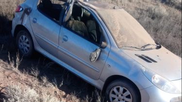 Dos personas terminaron heridas por el vuelco en la Ruta 17. 