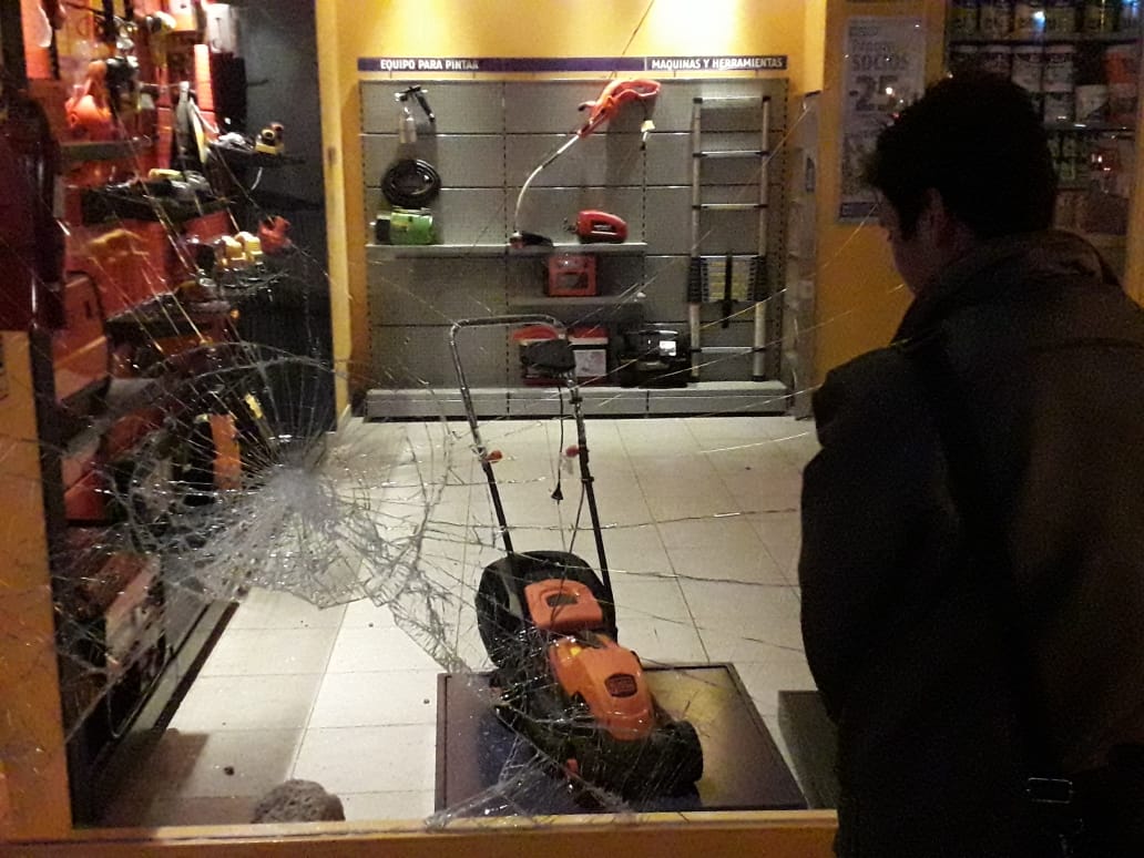 El robo se realizó rompiendo un vidrio que da a la vereda. (Mauro Pérez).-
