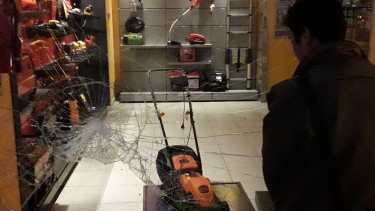 El robo se realizó rompiendo un vidrio que da a la vereda. (Mauro Pérez).-