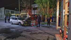 Otro auto se incendió en un barrio de Roca