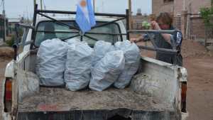 Para pasar el frío en Allen se calefaccionan con leña de orujo de manzana