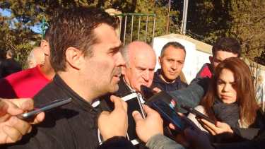 Los candidatos del Frente de Todos, Darío Martínez y Oscar Parrilli, votaron juntos. (Oscar Livera).-