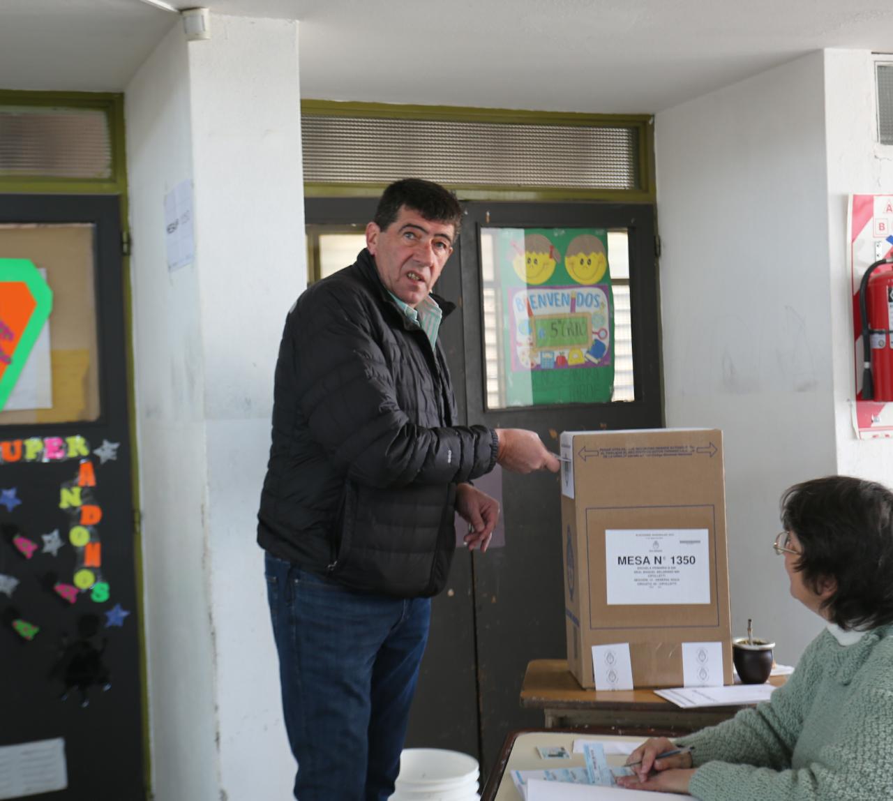 El intendente electo de Cipolletti, Claudio DI Tella votó y criticó las PASO. (Gentileza Moni Plaza)
