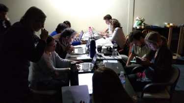 El centro de cómputos del Frente de Todos en Bariloche recibe los datos de las escuelas.