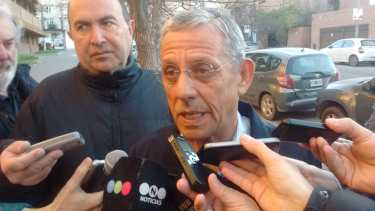 "Pechi" Quiroga fue el primero de los candidatos en votar en Neuquén capital. (Oscar Livera).-