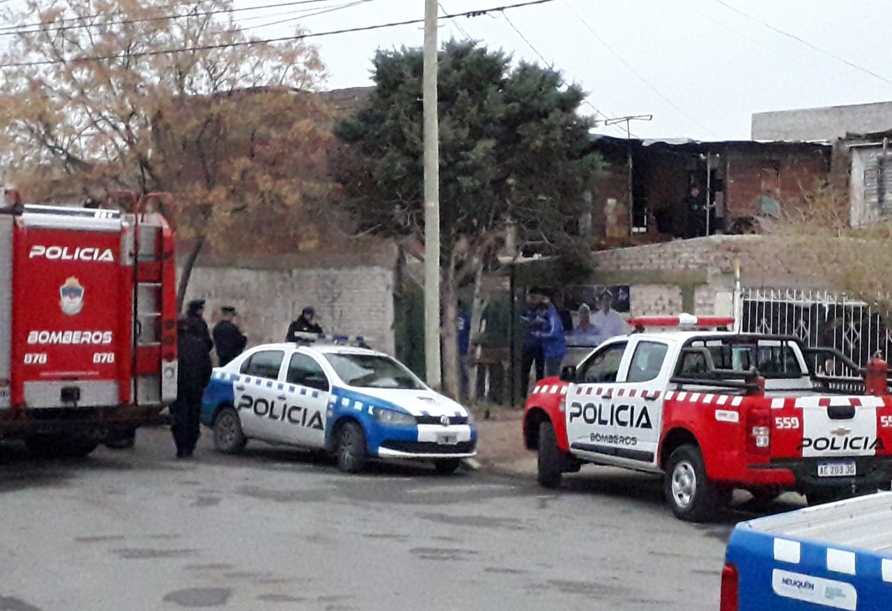 La policía cortó la calle para concluir las pericias. (Foto: Mauro Pérez.-)
