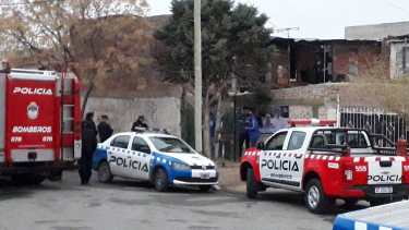 La policía cortó la calle para concluir las pericias. (Foto: Mauro Pérez.-)