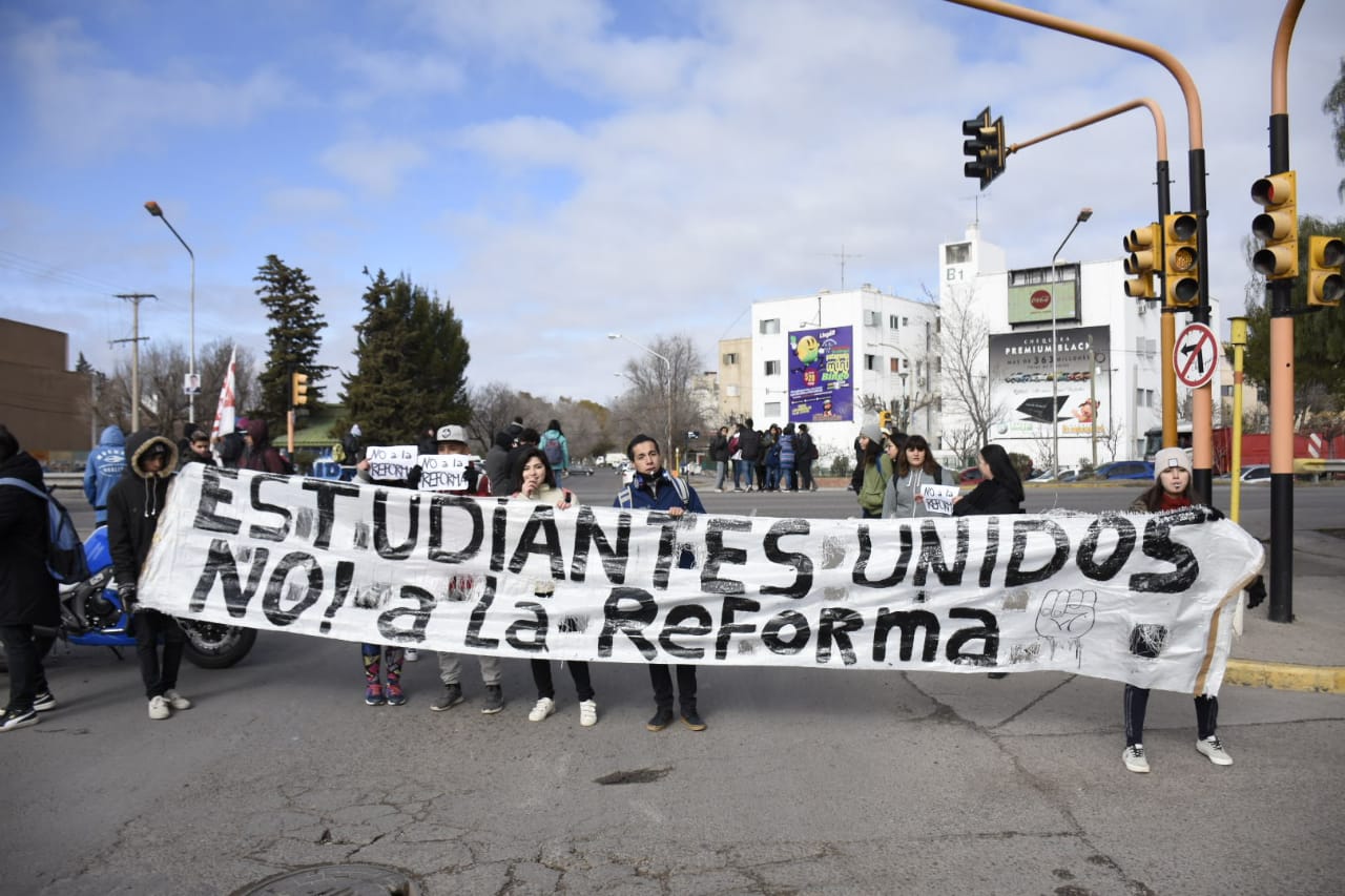Los estudiantes que integran "Escuelas Unidas de Neuquén" cortaron la Ruta 22 en protesta contra la nueva secundaria. (Florencia Salto).-