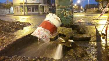Así controlaron el agua que salía con mucha presión del caño roto en la esquina de Ricardo Rojas y Santa Cruz. (Mauro Pérez).-