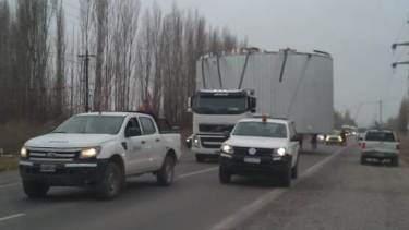 Vialidad informó que el traslado del tanque se realiza sobre las Rutas 7 y 17. (Gentileza Radio Chañar).-