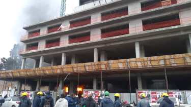 El fuego se desató en la planta baja de la construcción. (Gentileza).-