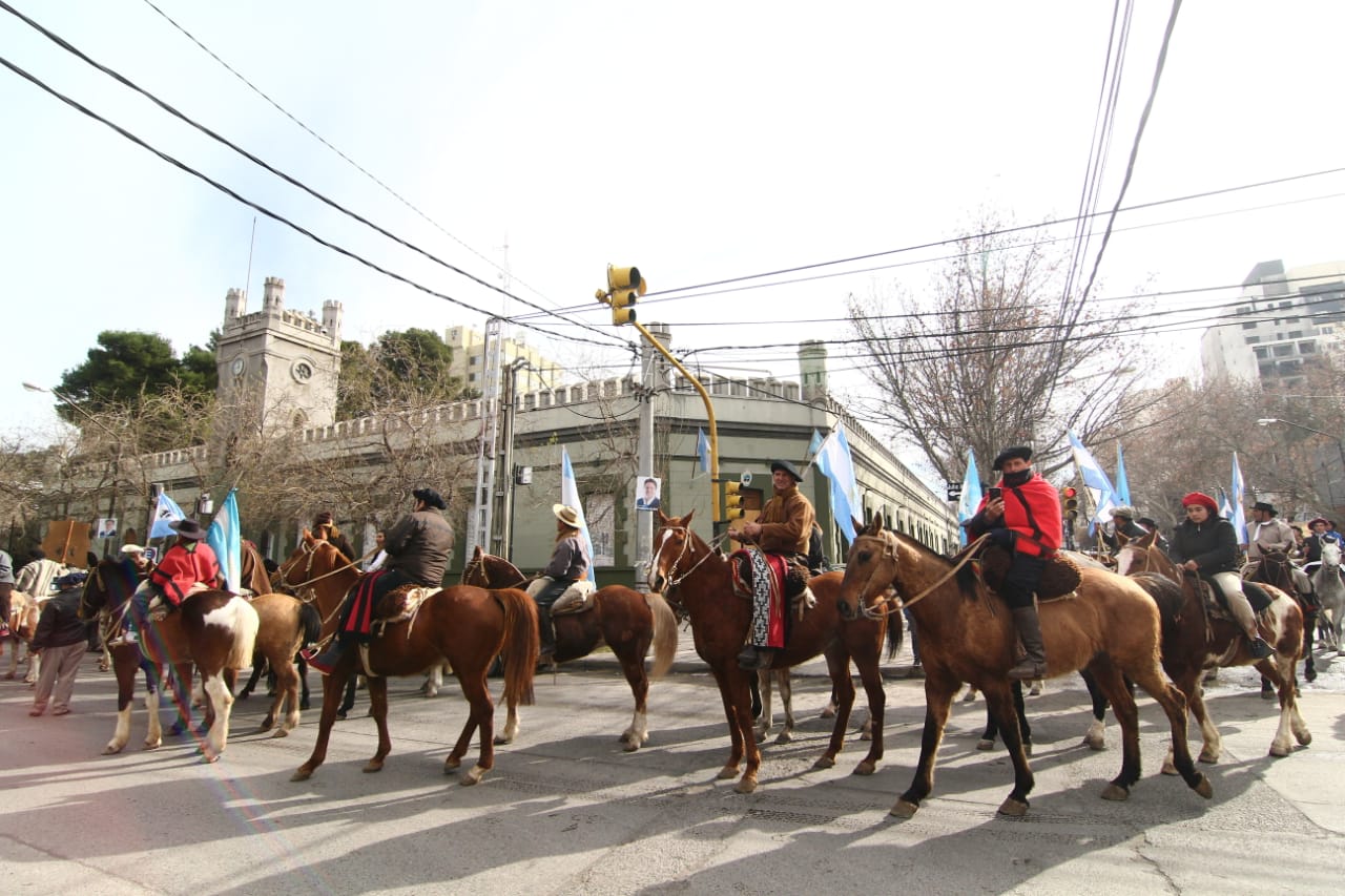 Los jinetes marcharon a caballo por todo Neuquén hasta llegar a la Casa de Gobierno. (Gentileza).-