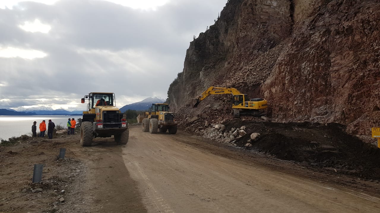 Las maquinarias continuarán con tareas en la zona del derrumbe de la Ruta 40 entre Bariloche y Villa La Angostura. Foto: Gentlleza