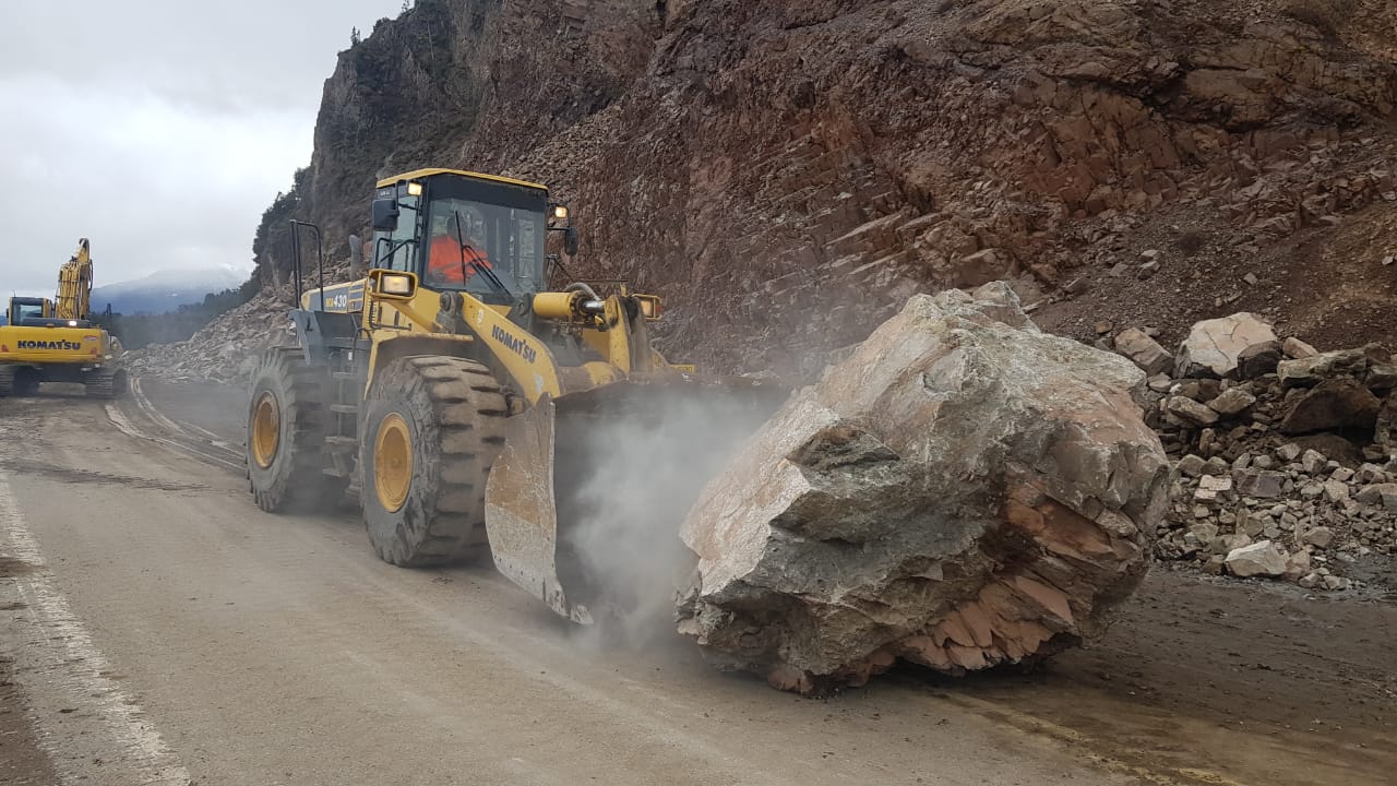 Una máquina vial desplaza una enorme roca en la zona del derrumbe de la Ruta 40. Foto: Gentileza