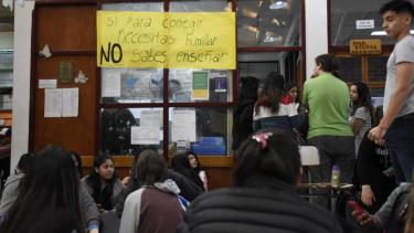 Los estudiantes no quieren que la directora continúe al frente de la institución por sus maltratos. (Florencia Salto).-