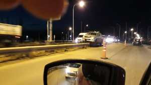 Perdió el control y terminó sobre el guardarrail