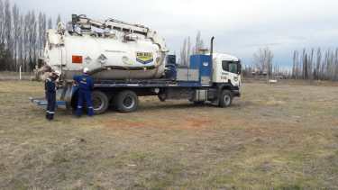 La empresa que llevó los residuos utilizó un camión vactor para limpiar el área. (Foto: gentileza)