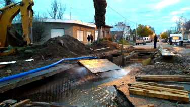 La fuga de agua se produjo a tres cuadras de la esquina en la que ocurrió la anterior. (Mauro Pérez).-