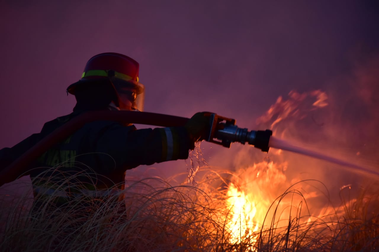 Bigradas de incendios forestales ayudaron a controlar el fuego. (Foto: Gentileza Alexis Ulloa.-)