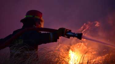 Bigradas de incendios forestales ayudaron a controlar el fuego. (Foto: Gentileza Alexis Ulloa.-)