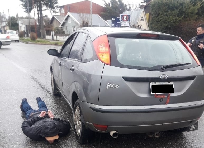 Los dos delincuentes fueron atrapados cuando huían en un vehículo gris en Bariloche. Foto: Gentileza