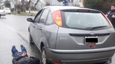 Los dos delincuentes fueron atrapados cuando huían en un vehículo gris en Bariloche. Foto: Gentileza