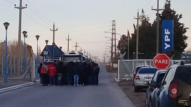 El grupo de desocupados se mantiene en el acceso a la refinería de YPF en Cutral Co. (Foto: Gentileza.-)