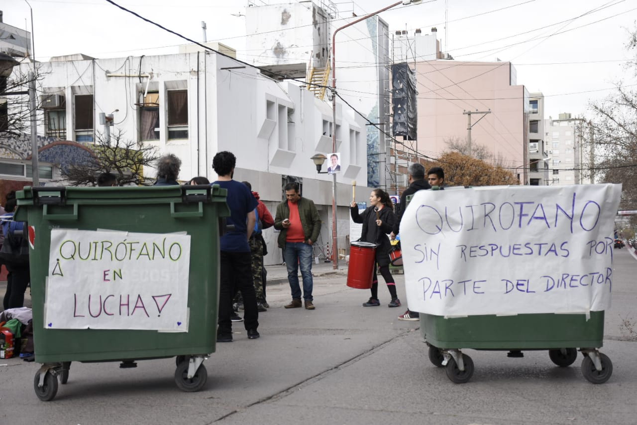 Los trabajadores cortan la calle Buenos Aires para pedir mejoras en el servicio. (Foto: Florencia Salto)