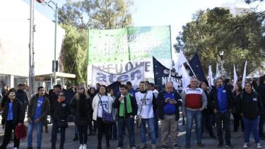 Los dirigentes de los sindicatos que se sumaron a la marcha encabezan la columna. (Florencia Salto).-