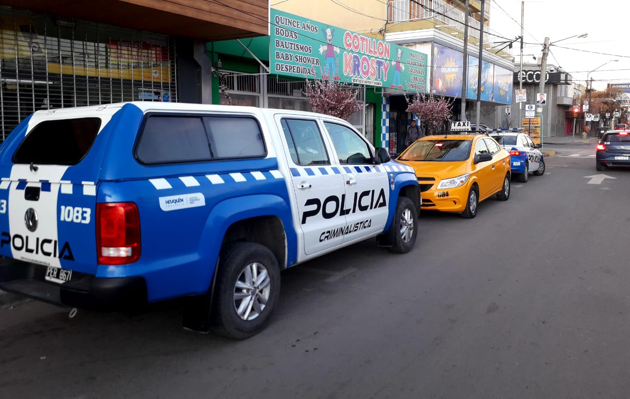 El agresor fue interceptado por la policía en la esquina de Lainez y Sarmiento. (Foto: Mauro Pérez.-)