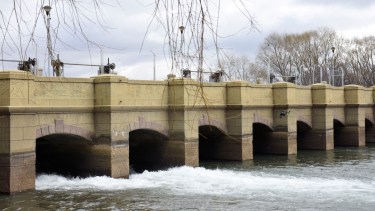 Las 17 compuertas de la centenaria obra hidráulica se movieron ayer para alimentar el canal que sale hacia Río Negro. Foto: Florencia Salto