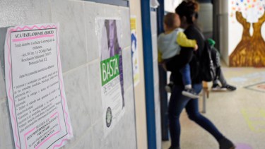 Los carteles en los centros de salud los hacen los propios trabajadores. Falta una política de difusión de la ILE. Foto: Florencia Salto