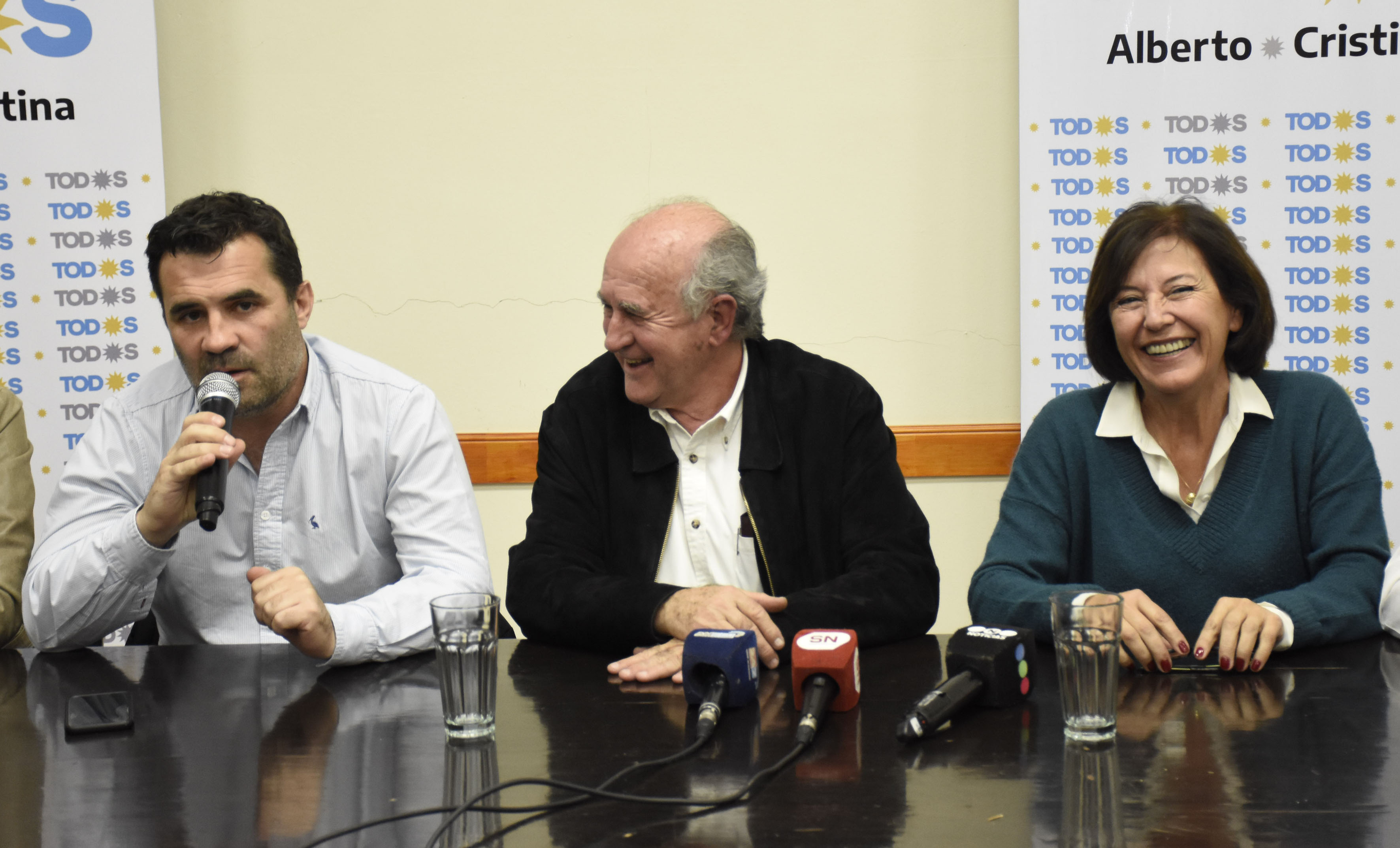 Darío Martínez brindó anoche una conferencia de prensa junto a Oscar Parrilli y Silvia Sapag. (Foto: Florencia Salto)