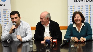 Darío Martínez brindó anoche una conferencia de prensa junto a Oscar Parrilli y Silvia Sapag. (Foto: Florencia Salto)
