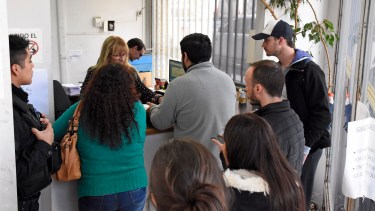 Quienes no pudieron votar tienen 60 días para acercarse a justificar su ausencia en las secretarías electorales. (Florencia Salto).-