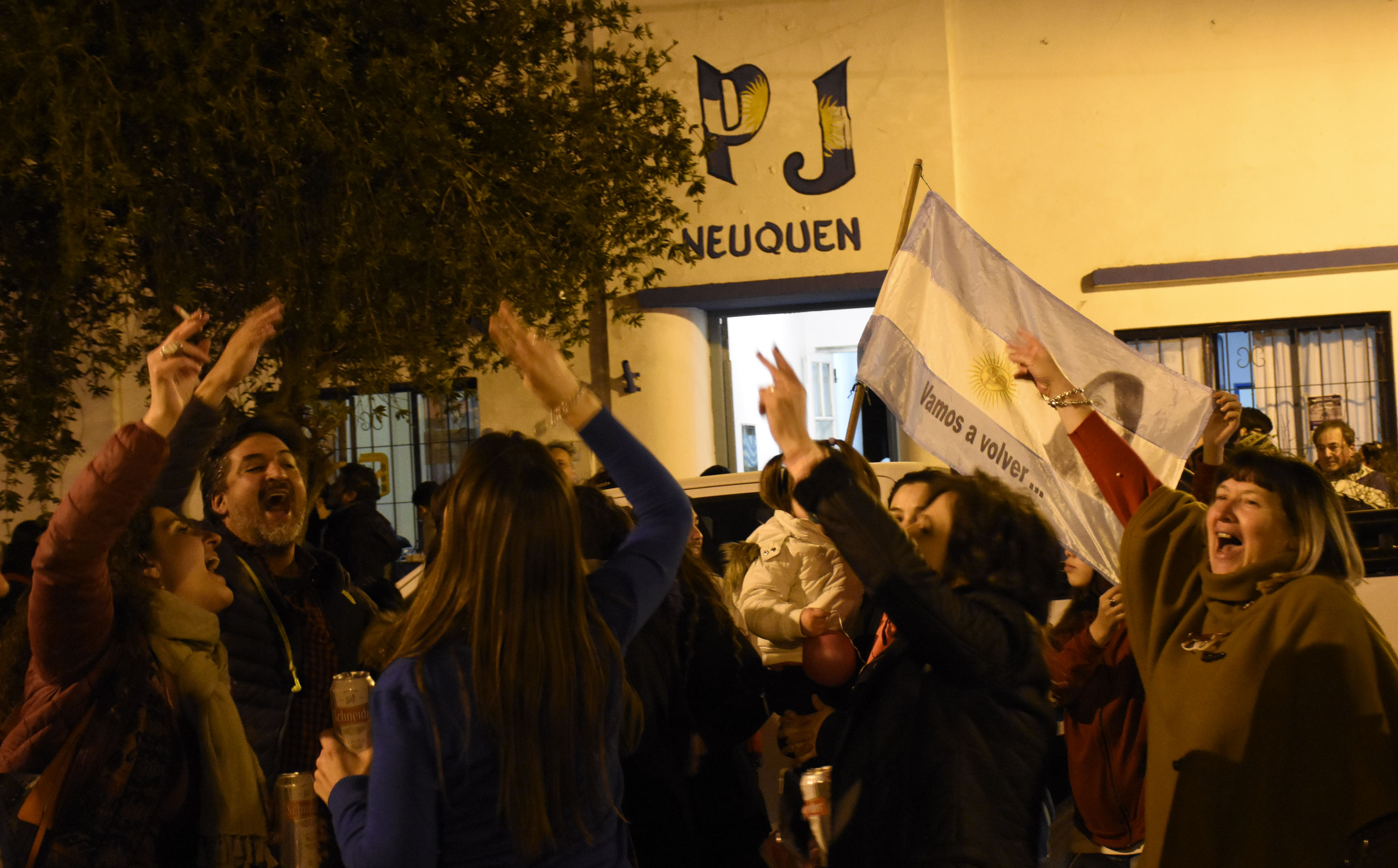 El peronismo local festejó en la sede partidaria cuando se difundieron los resultados oficiales. Foto: Florencia Salto