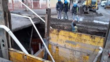 La rotura del caño dejó sin agua a buena parte de la ciudad. (foto: Carlos Castillo)