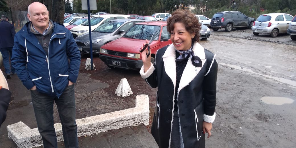 La gobernadora electa Arabela Carreras llegó a votar en las PASO con tijera en mano.