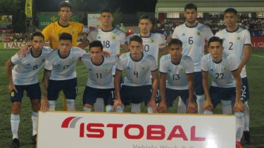 Tabárez, con la N° 13, estuvo otra vez desde el comienzo en Argentina. (Foto: @Argentina)