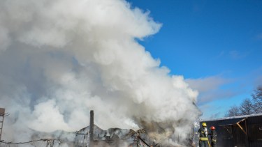 Ayer un incendio consumió un rental ubicado en la base del cerro Chapelco. (Patricio Rodríguez).-