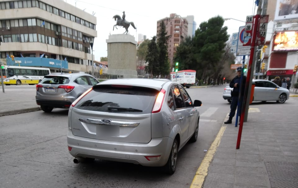 El vehículo fue interceptado en el centro de Neuquén. (Foto: Gentileza.-)