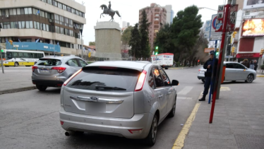 El vehículo fue interceptado en el centro de Neuquén. (Foto: Gentileza.-)