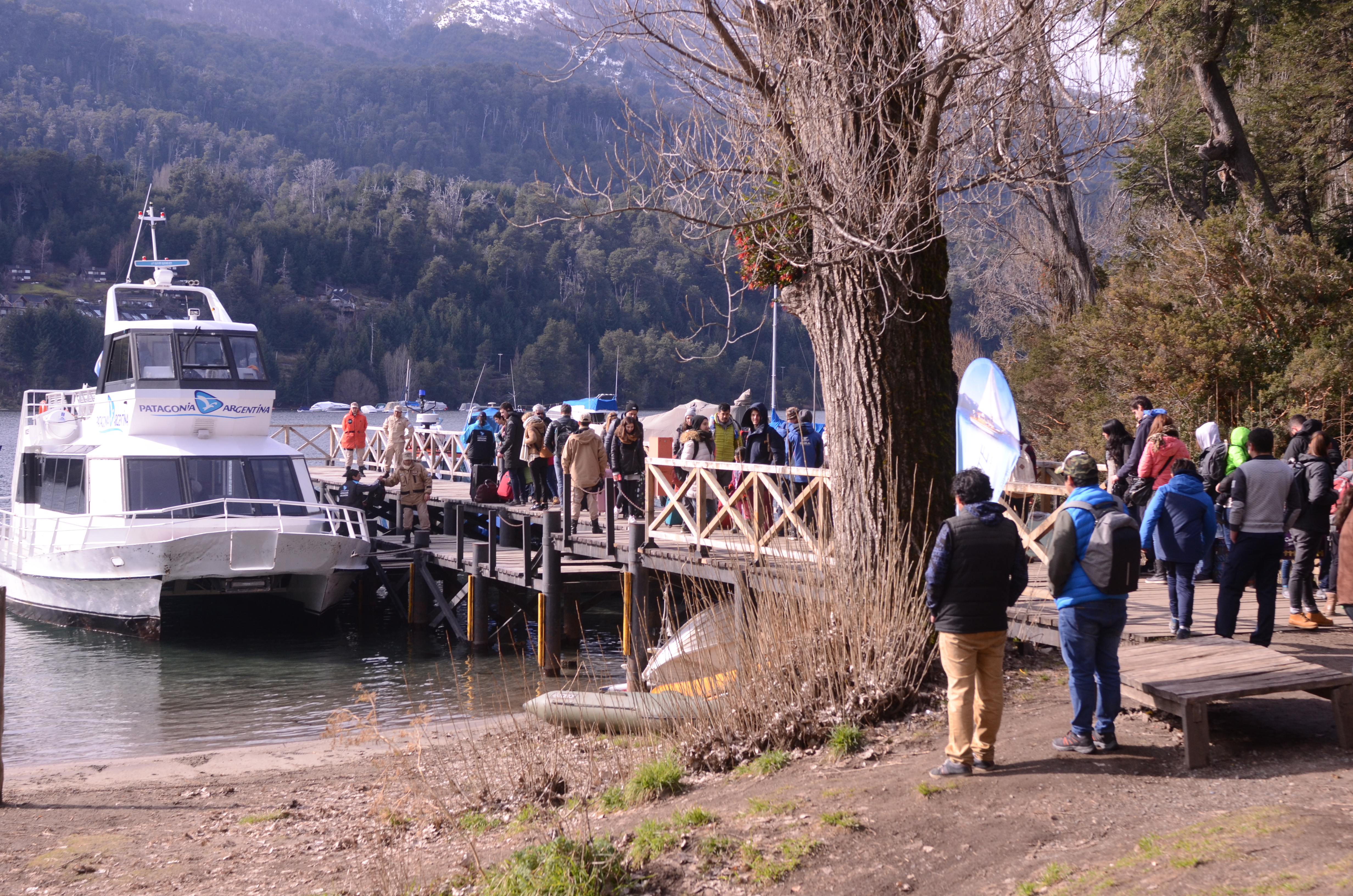 Una manera distinta de llegar a Villa la Angostura, por el lago Nahuel Huapi. (Foto: Alfredo Leiva)