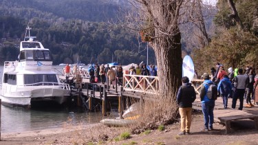 Una manera distinta de llegar a Villa la Angostura, por el lago Nahuel Huapi. (Foto: Alfredo Leiva)