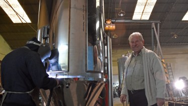 Beinaravicius en su fábrica junto a uno de los tanques de acero inoxidable para hacer cerveza que encargó una empresa regional.