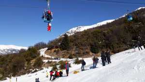 Evacuaron a 240 personas de una telecabina del Cerro Catedral